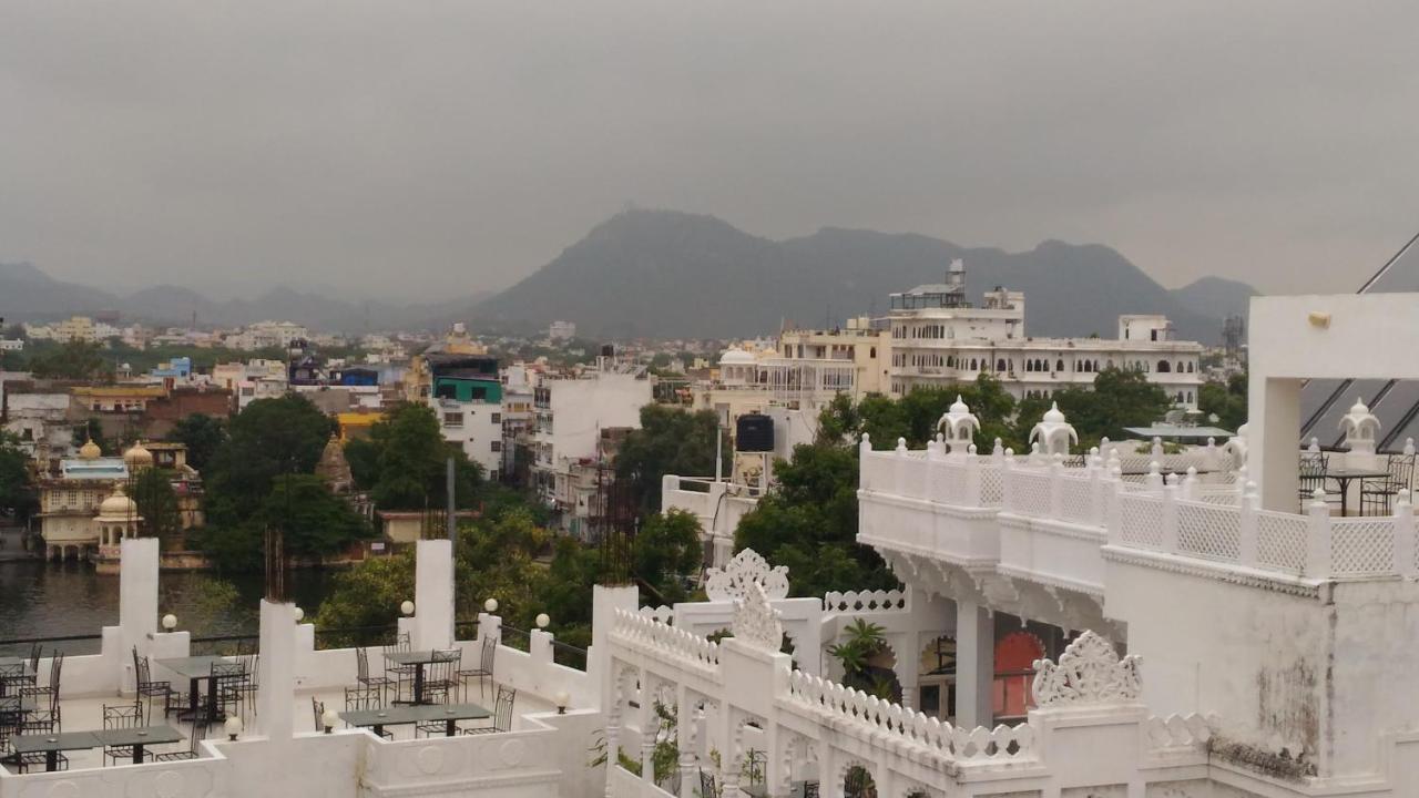 Hotel Ishwar Palace Удайпур Экстерьер фото